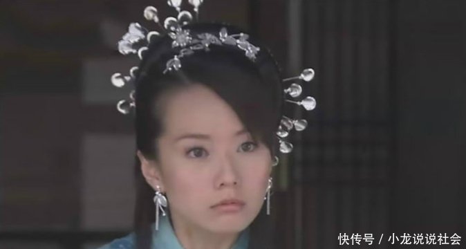 头上插满水晶大头针的古装女子，张俪清新、于莉妖娆不失霸气
