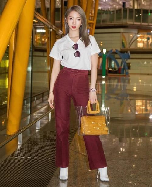 超佩服孟美岐!竟同时拎两个包包出街,手难道不酸吗?