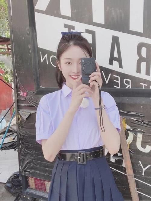  「会让人觉得比较」吴宣仪真是少女感十足！穿紫色衬衫搭配百褶裙，看上去学院风满满