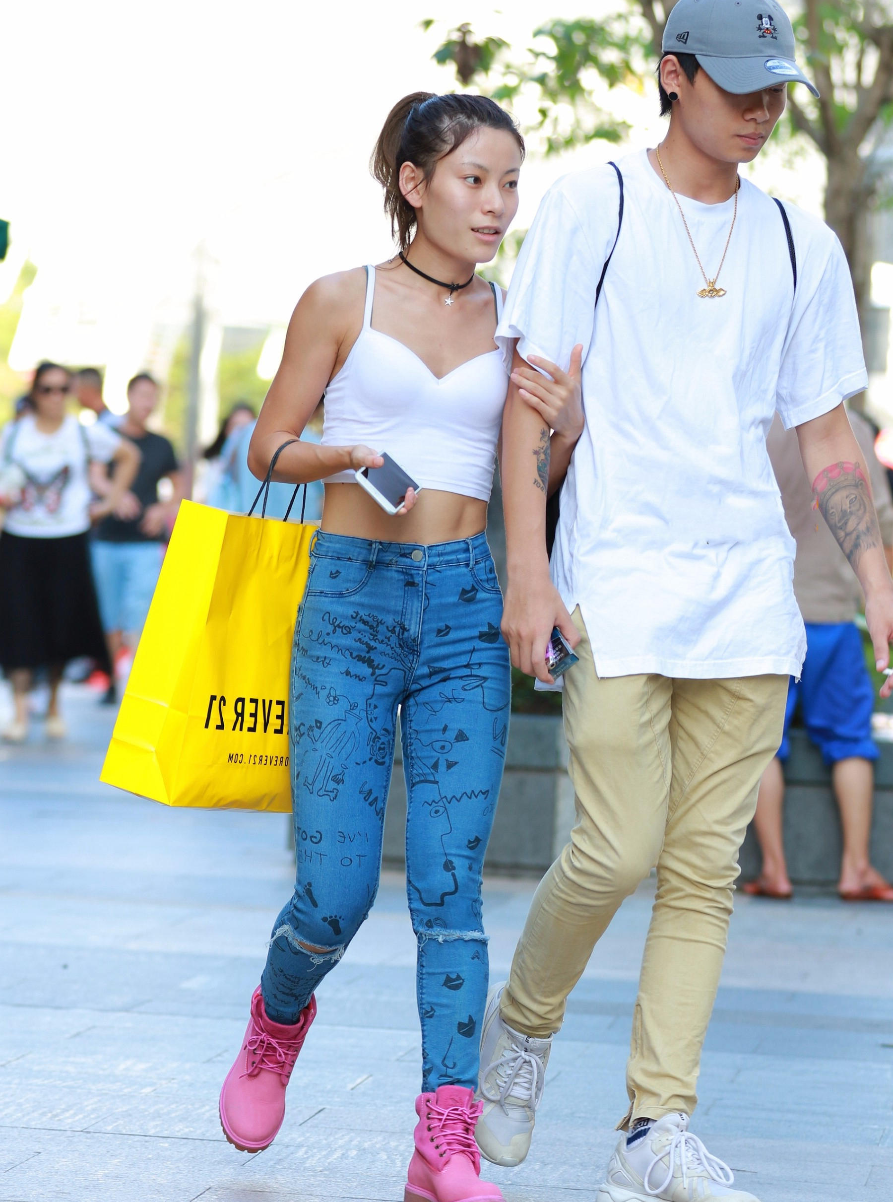 五彩斑斓的小姐姐紧身衣牛仔裤成为了街上的亮丽风景线，回头率是