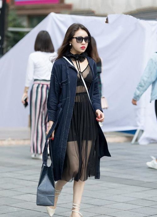 「 风采」一身优雅的穿搭，尽显时尚风采，街拍：天生丽质的小美女