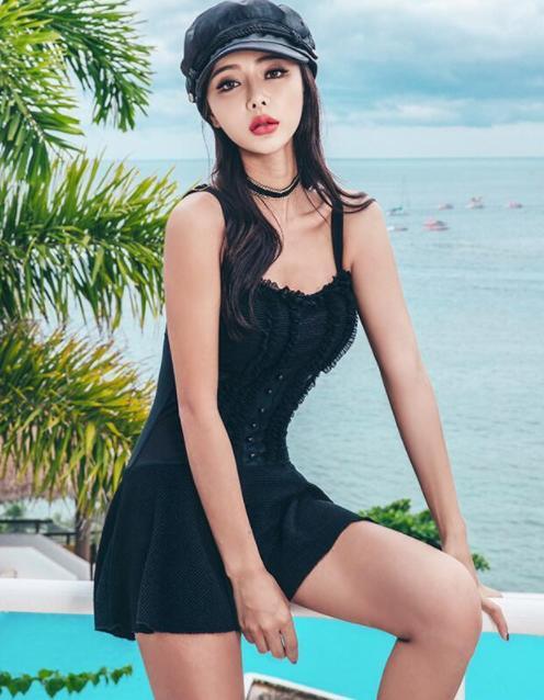 清纯漂亮的泳衣美女,身材曼妙,吸引力十足!