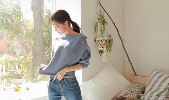 街拍：长裙与吊带短裙的魅力搭配，让小姐姐十分迷人呢