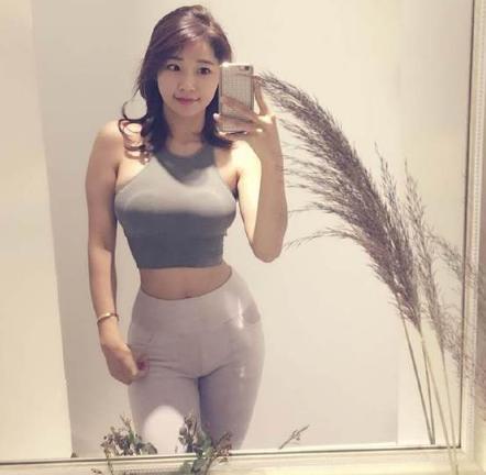 街拍美女：小姐姐打底裤真迷人！突出下身完美身姿，大方又简约！