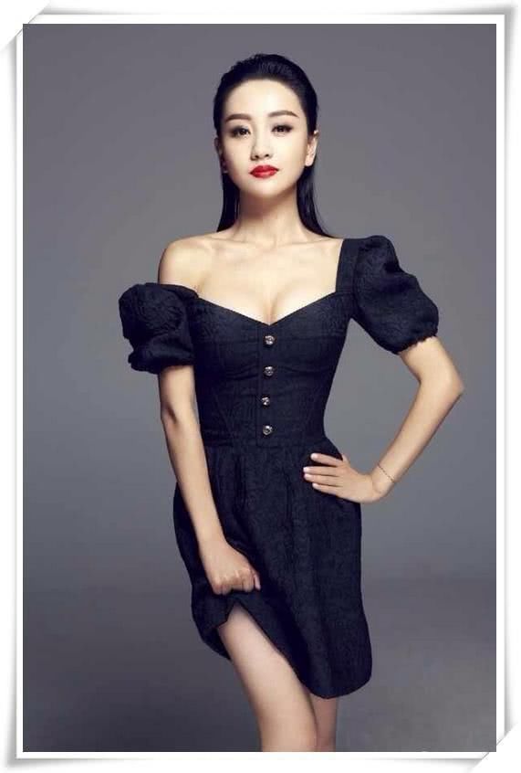 杨蓉厉害呀，西装缝裙子上居然一点不丑，网友：还是不身材好！