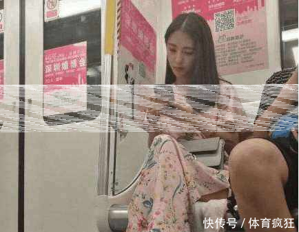 广东地铁上遇到这样穿旗袍的美女, 男子 要不要上去提醒下