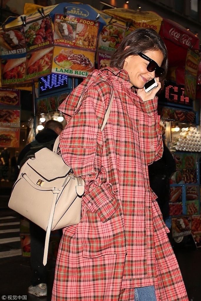 “前阿汤嫂”赫尔姆斯穿格子风衣启动秋天模式 笑容甜蜜似与男友