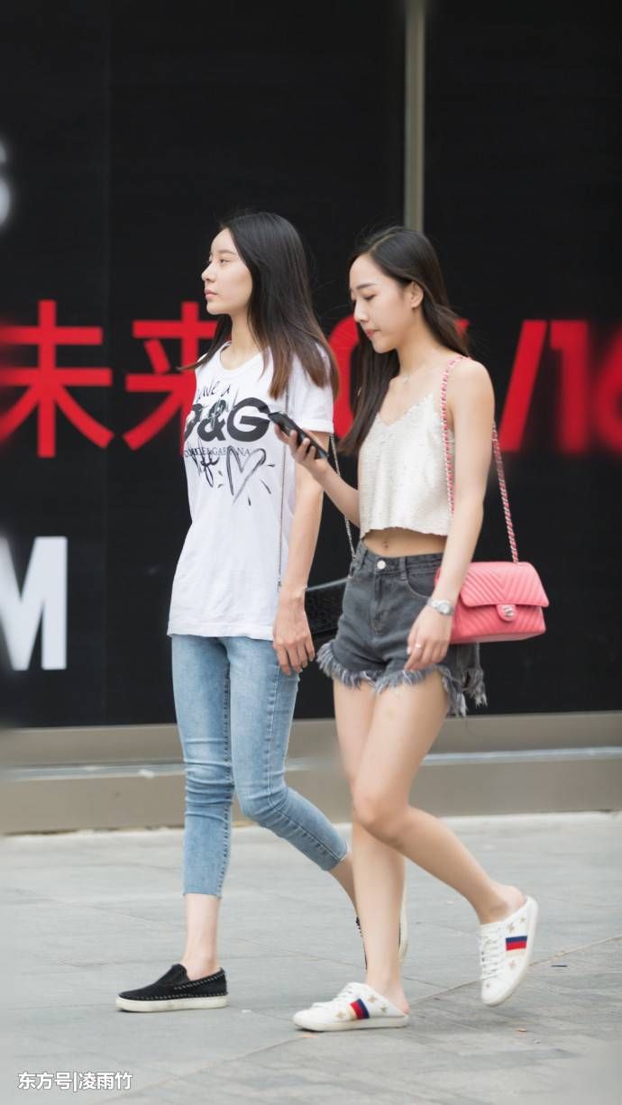 北京街拍：T恤衫的初秋搭配，简单又不失时髦