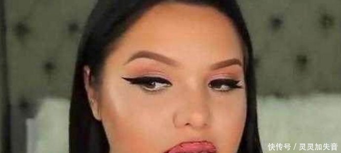 女子作死化妆测试，在嘴上涂一百层口红，涂完后变成这样