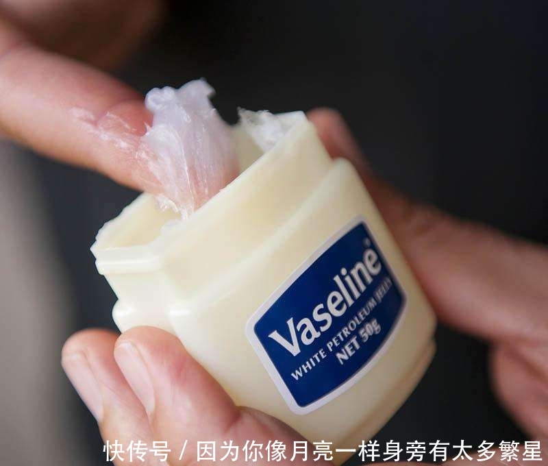 「小甘菊润唇膏」3款适合春季的润唇膏,不油不干,死皮一搓就掉,用完唇炎也好了