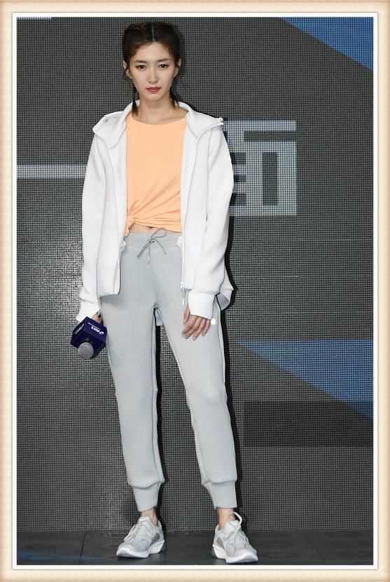 看了谭松韵的羊角辫，再看看江疏影，才知道真嫩和装嫩差距有多大