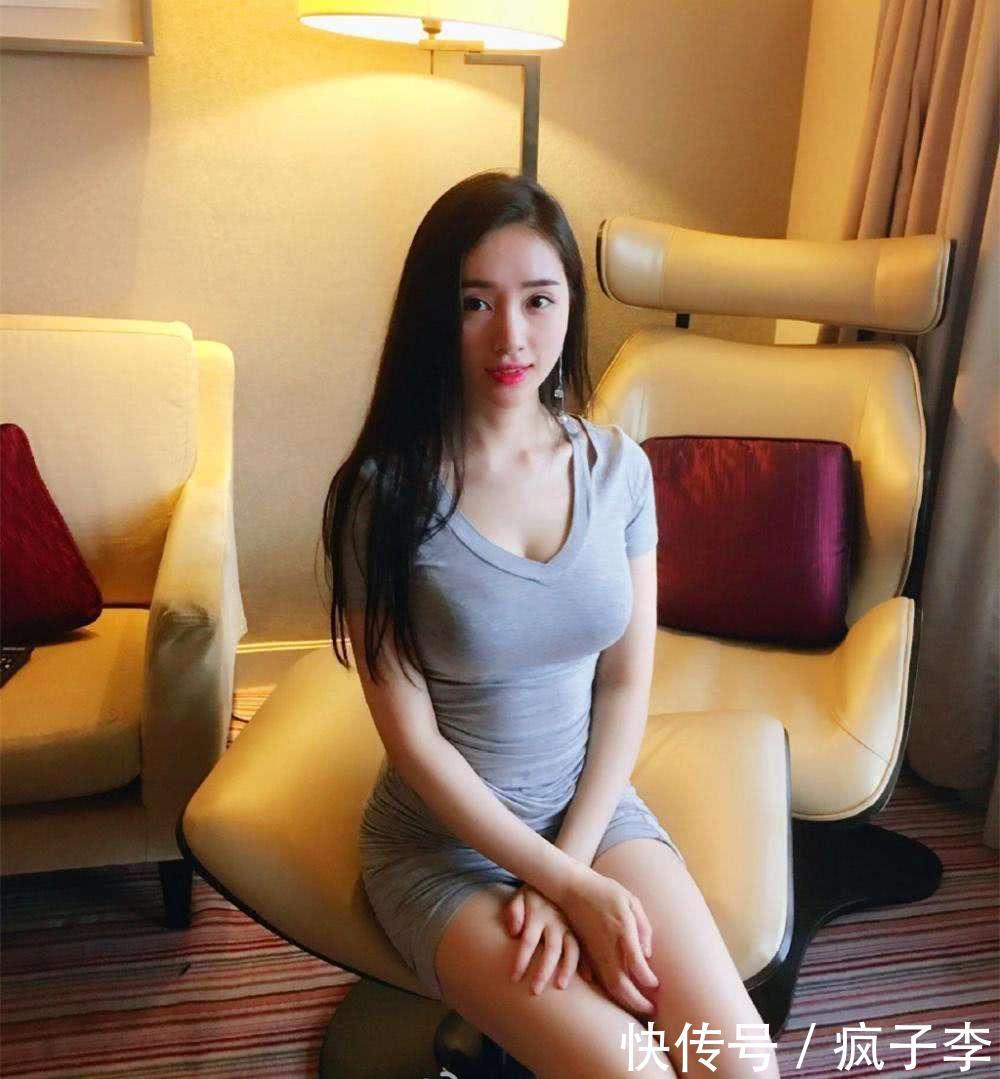 时尚街拍：修身包臀裙、秀出白皙美腿，做最美的自己！