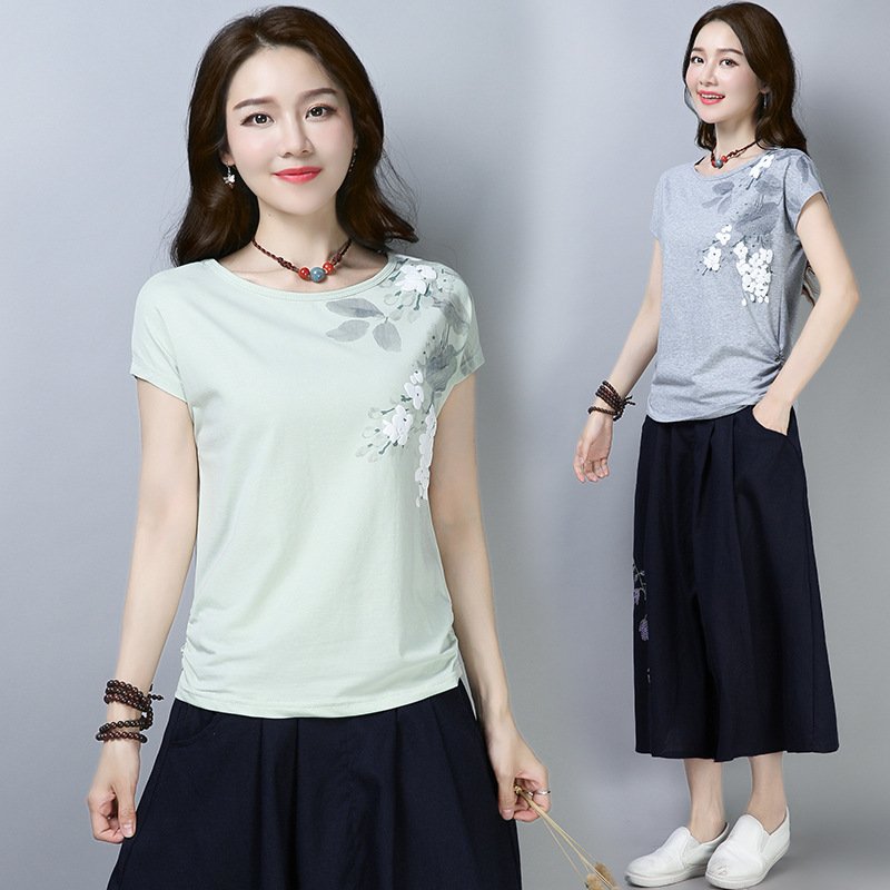 不管你是60还是70女人，都适合穿这些小衫，简约大方得体，特气质