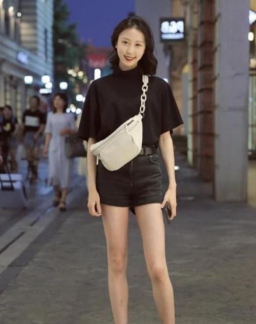  [气质]街拍：身材苗条的美女，一件黑色上衣配红色半身裙，时尚魅力气质