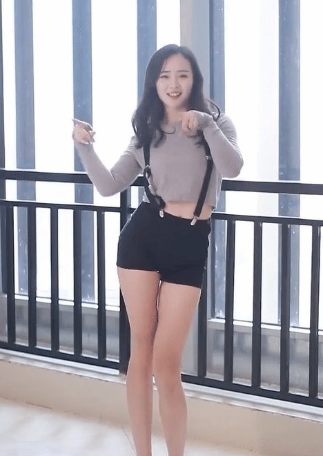 『美女』美女这身材真匀称,穿上短裤活力四射的感觉!