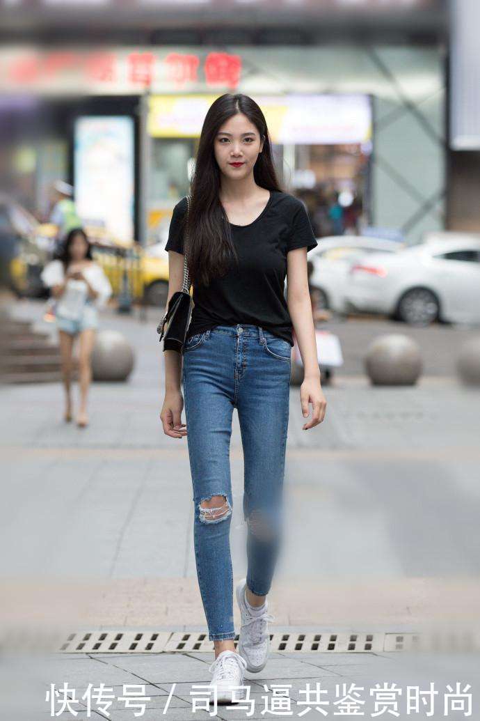美的女街拍， 黑色上衣性感撩人， 时尚又大方!