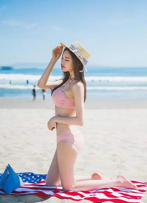 梨形身材的比基尼小姐姐，仙气十足，彰显女性优雅动人的魅力气质