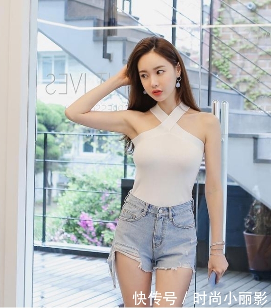 牛仔裤的魅力，让美女爱不释手，让女人更显迷人美丽！