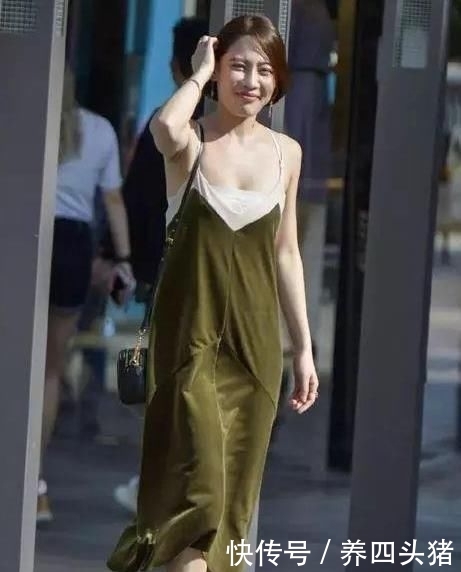 连体：街拍：风风韵韵的美女，一件粉红色连体裤外搭白色开衫