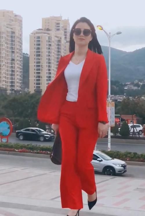  『穿搭起来』身穿西装的轻熟美女，戴上墨镜，迈出气场十足的步伐