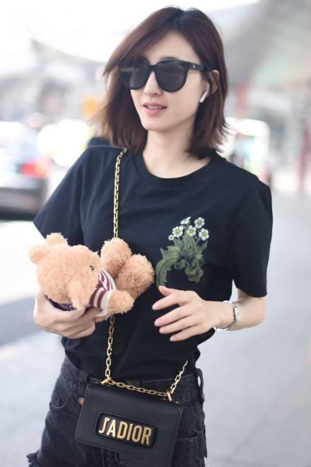 王丽坤真敢穿，短裤居然比上衣还短，把女人味衬得更加明显了