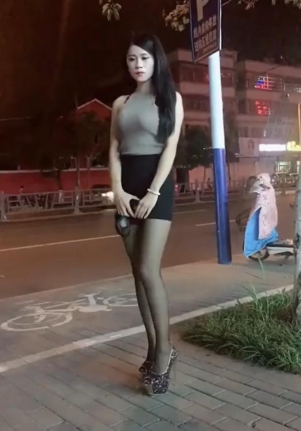 夜幕下站在街边的黑丝袜小姐姐，冰清玉洁，很有女人味!