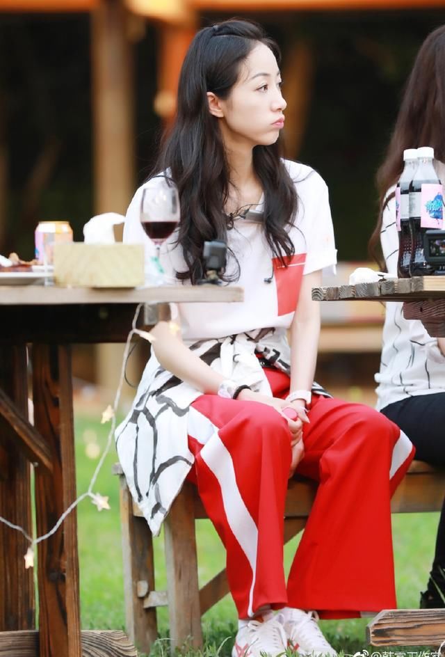 35岁韩雪身穿豆沙色连衣裙亮相，比00后还要美，网友：大妈变女神