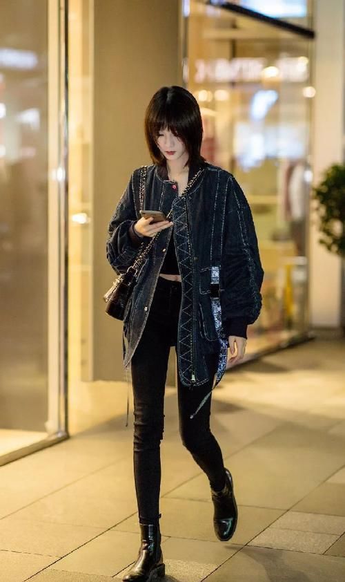 小姐姐选择@时髦的小姐姐紧身牛仔裤搭配一双短靴,修身显瘦提升气质!