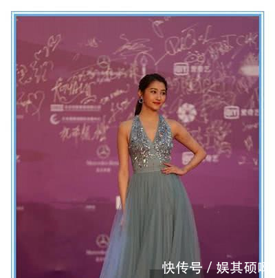 关晓彤红毯再失手！浅蓝色吊带裙穿老10岁，网友鹿晗心碎一地！