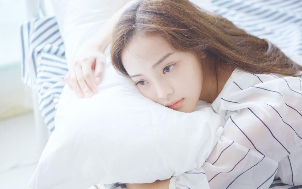 床上性感衬衣美女长腿惹火诱人写真图片