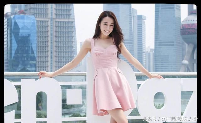 迪丽热巴化身“水蜜桃女孩”出席活动，这口红颜色就是灾难！