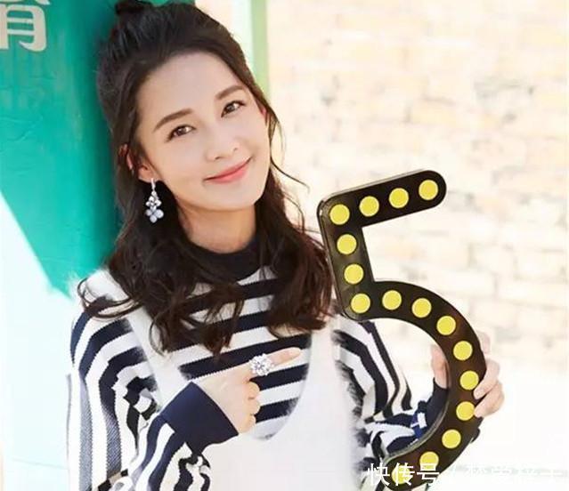 「俏皮可爱」女人过了40岁,发型该换了!2020年很火的4款“短发”,时髦优雅