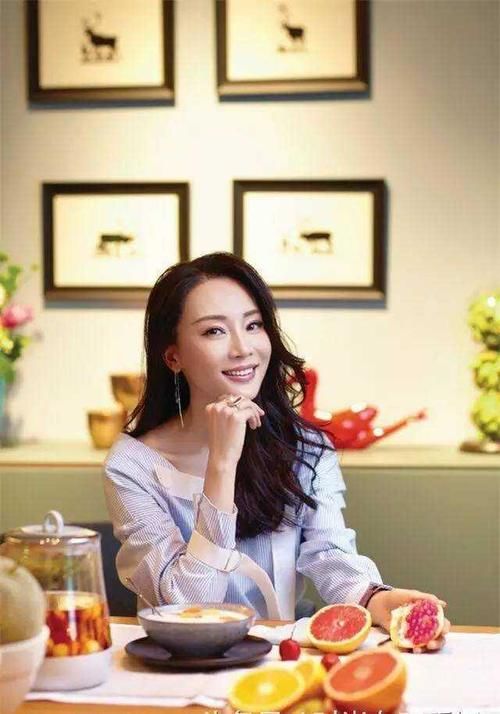 她是中国最会穿旗袍的女星,就连私服都美到让人无可挑剔