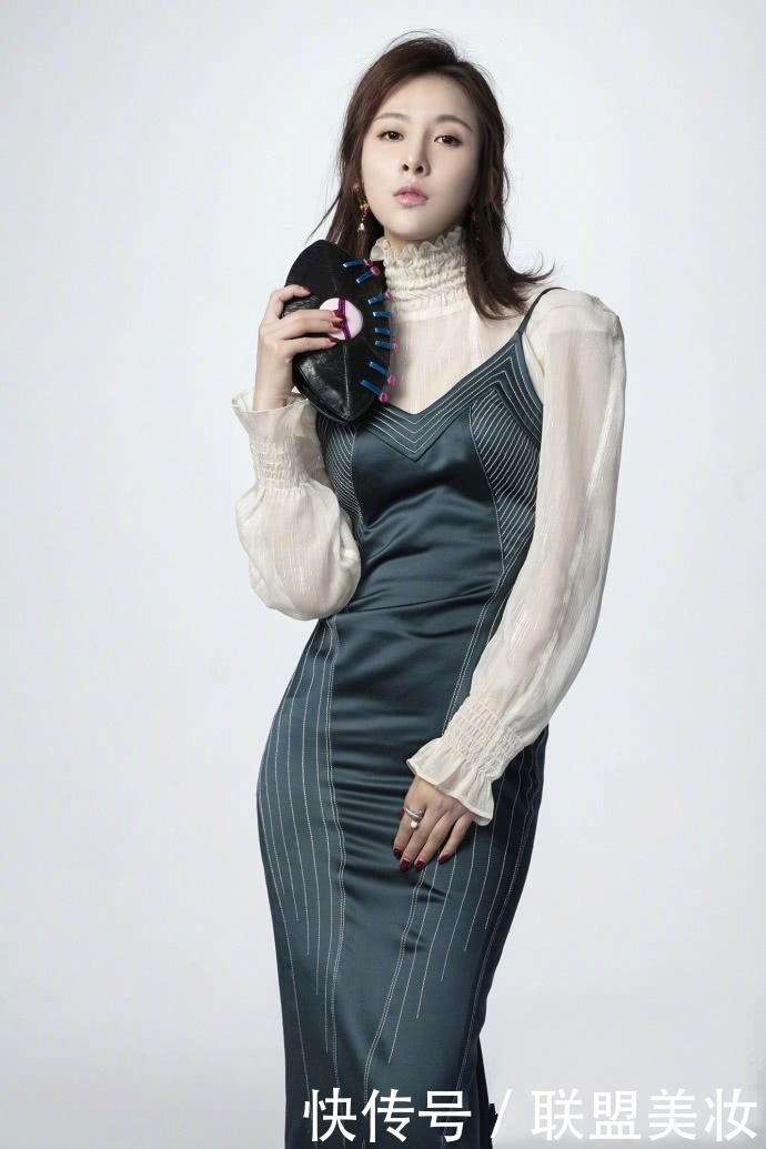 贾青为了红真是拼,西装内只穿了一件内衣,也敢不系纽扣!