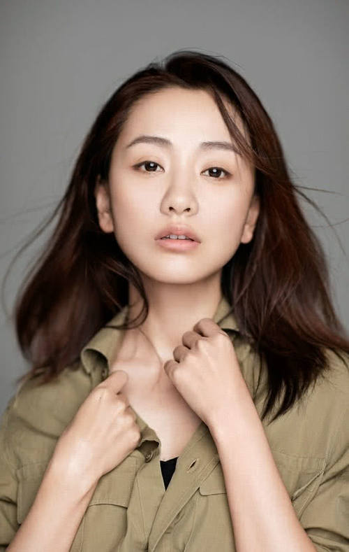 杨蓉的素颜照遭曝光！双眼皮很有亮点，看上去像是被割过的