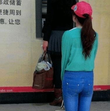 街拍牛仔裤的搭配,一个瞬间让你自信满满,女神就该这样