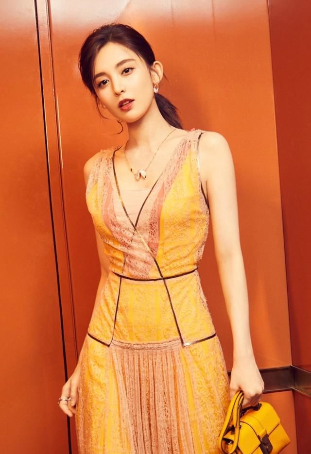 古力娜扎26岁，杨幂32岁，两人同穿黄色露肩裙，差距竟如此尴尬！
