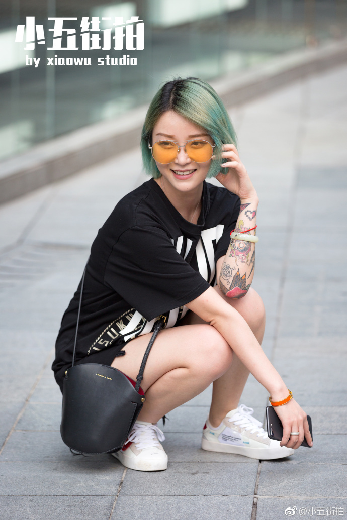 重庆街拍，拥挤的人群中，一眼遇见格外引人注意的你