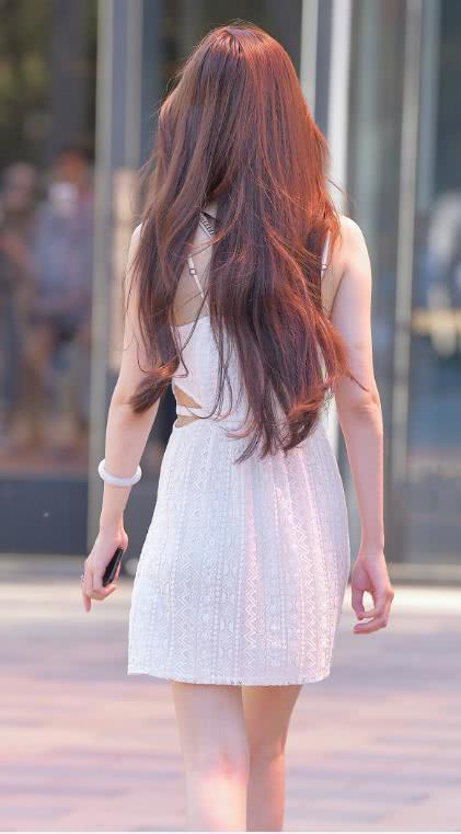 美女姐姐这身白色连衣裙美呆了!特别胸前的花朵这身衣服美女姐姐