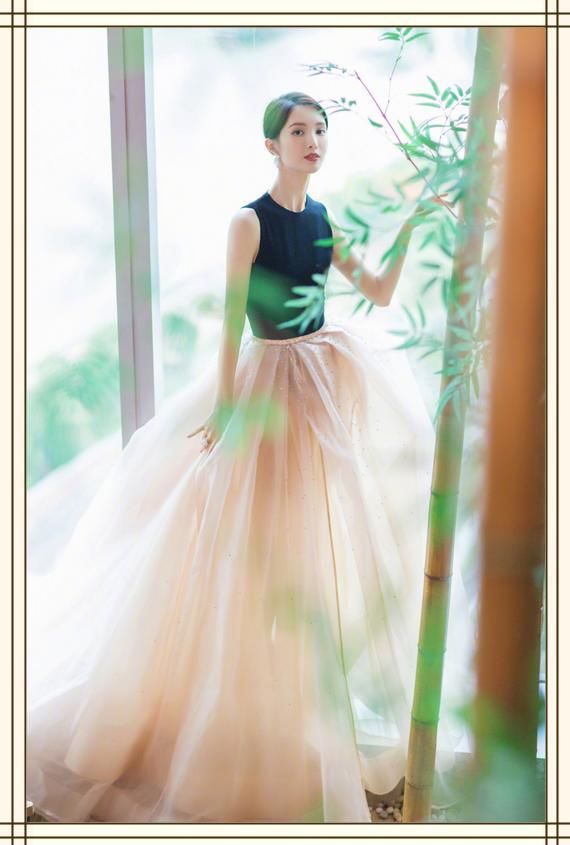 金晨不过在T恤上打了个结，不仅小蛮腰出来了，连腿都长一大截！