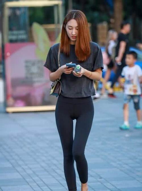 纤瘦的妹子穿起打底裤，根本没有倒三角区的尴尬