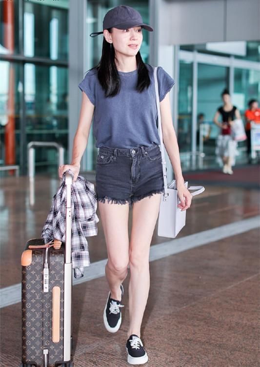 38岁董洁难回颜值巅峰期!面部松弛法令纹明显，网友:少女不再