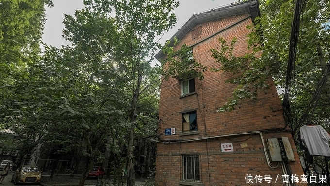 内地这座破旧老楼房，与香港北角很相似，瞬间成了网红景点