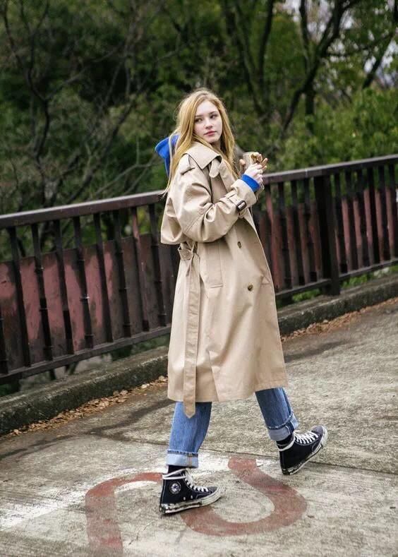 不同颜色风衣搭配牛仔裤，穿对了气质立马不一样!