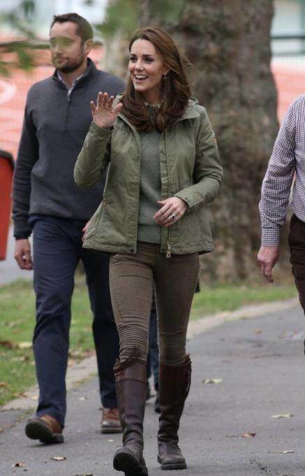 秋意渐凉，凯特王妃素颜便装回家探亲，笑容比阳光还灿烂好亲切