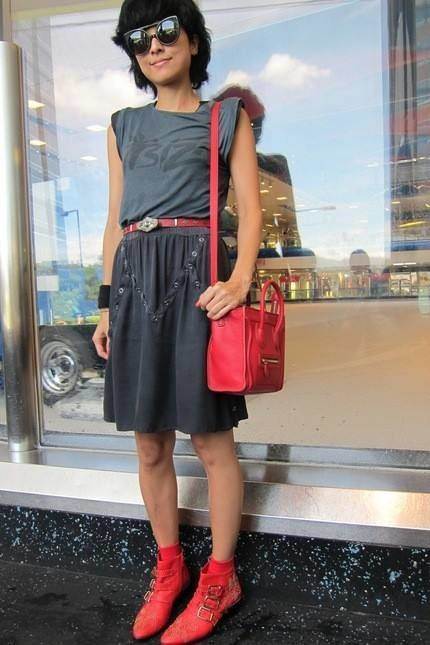 丸子头配黑丝？不说这是陈奕迅老婆，我还以为是村里的王二花！