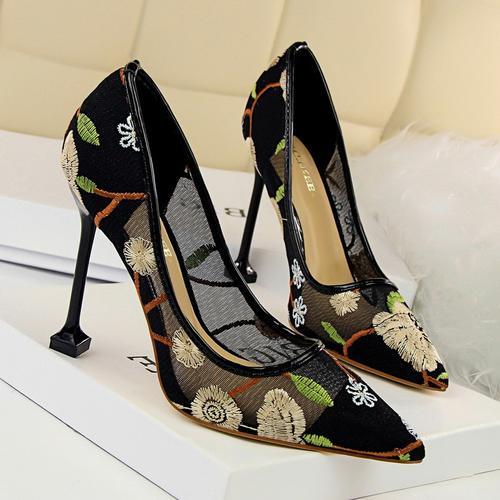 现在女人早不穿奶奶鞋,就穿这样高跟鞋,美轮美奂,显高10公分