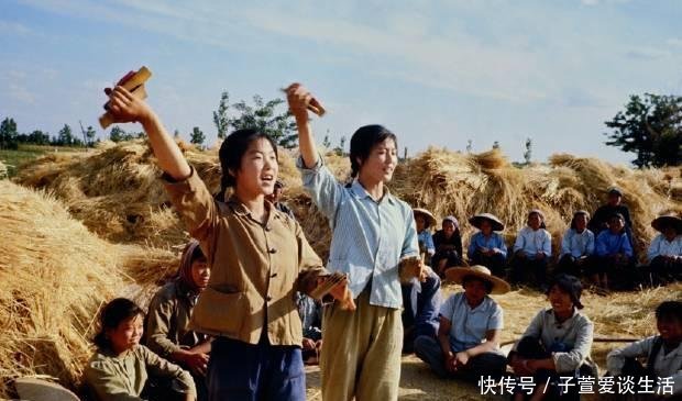  在海边|1971年中国农村真实老照片图2让人怀念、图10很多人一定