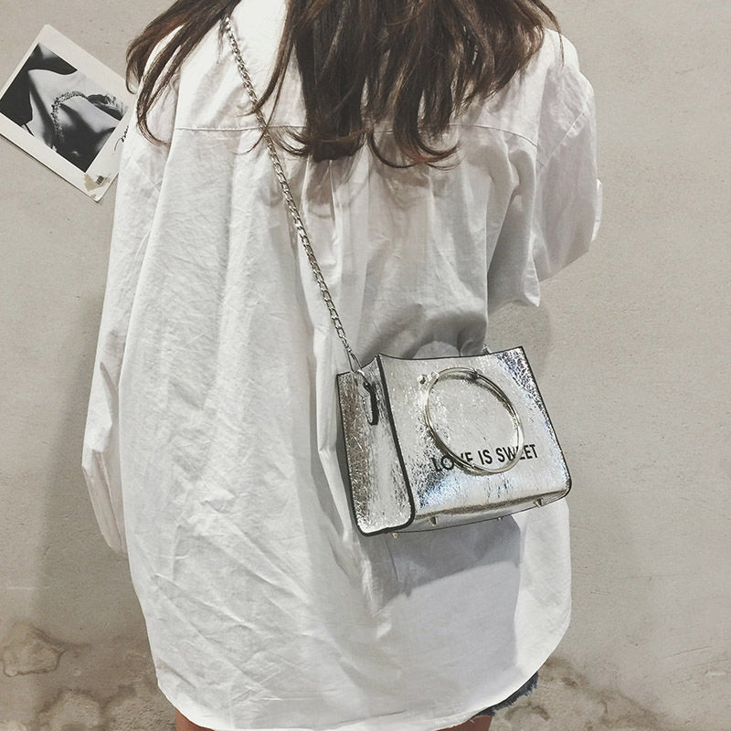 传统老气包包不要背了，秋季刚上新的女包，一年四季都能背