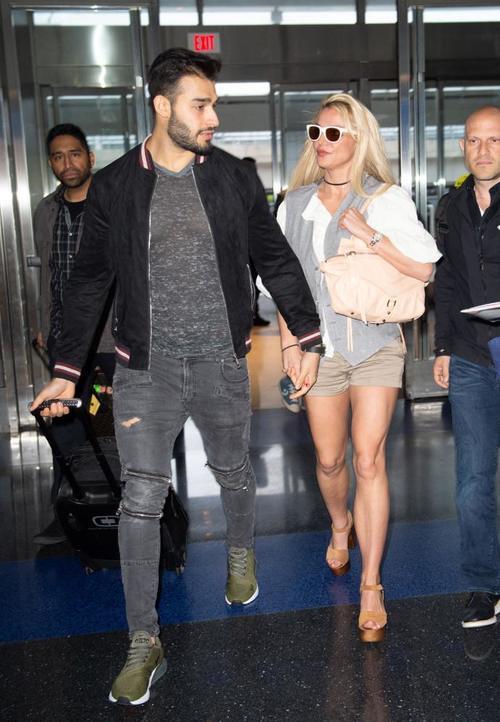 布兰妮露脐装短到胃就算了，短裤还是低腰的，腰上的肉根本藏不住